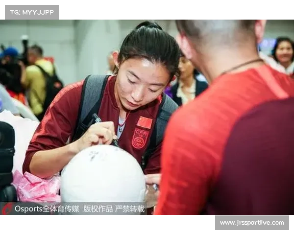 弗兰克携子女绕场致谢浙江球迷,场面感人 弗兰克携子女绕场致谢浙江球迷,场面感人